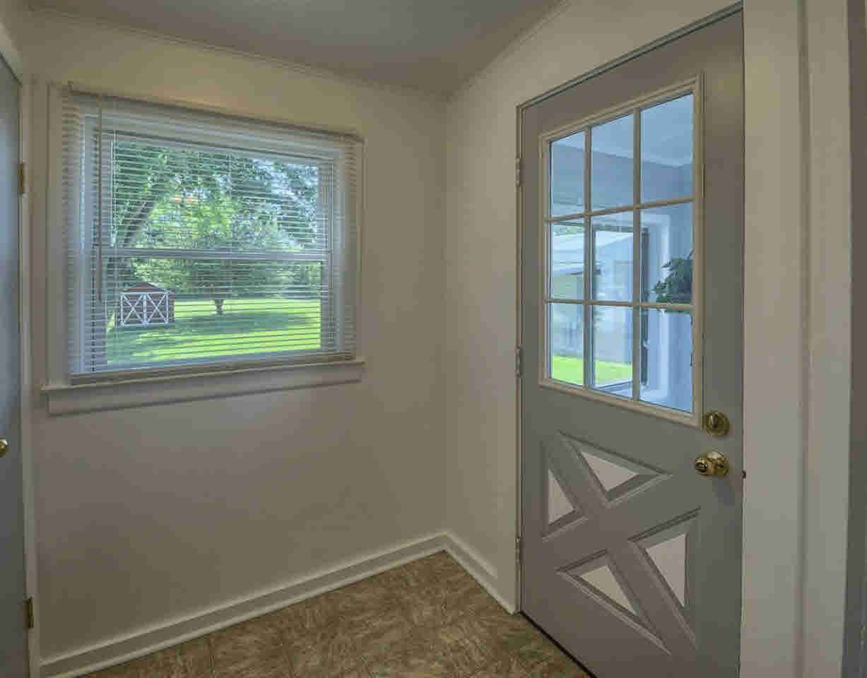 3070 South Center Road Burton, MI 48519 - Photo 13 of 25 21305718-12.JPG