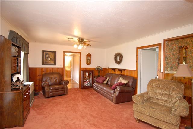 16010 Cloverdale Road Anderson, CA 96007 - Photo 15 of 32 Living Room