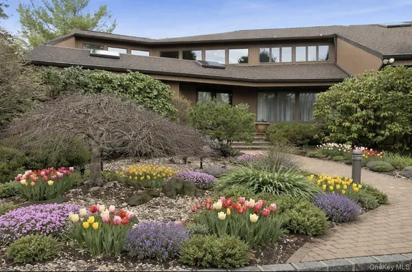 $2,300,000 | 9 The Grasslands, Woodbury, NY 11797
