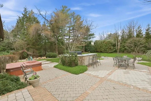 $2,300,000 | 9 The Grasslands, Woodbury, NY 11797
