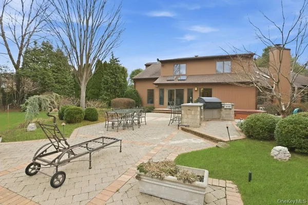 $2,300,000 | 9 The Grasslands, Woodbury, NY 11797