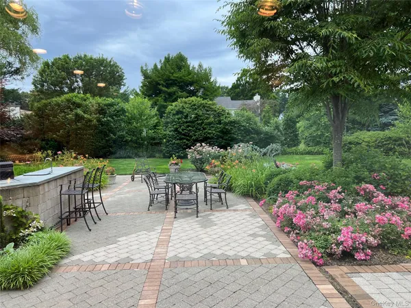 $2,300,000 | 9 The Grasslands, Woodbury, NY 11797