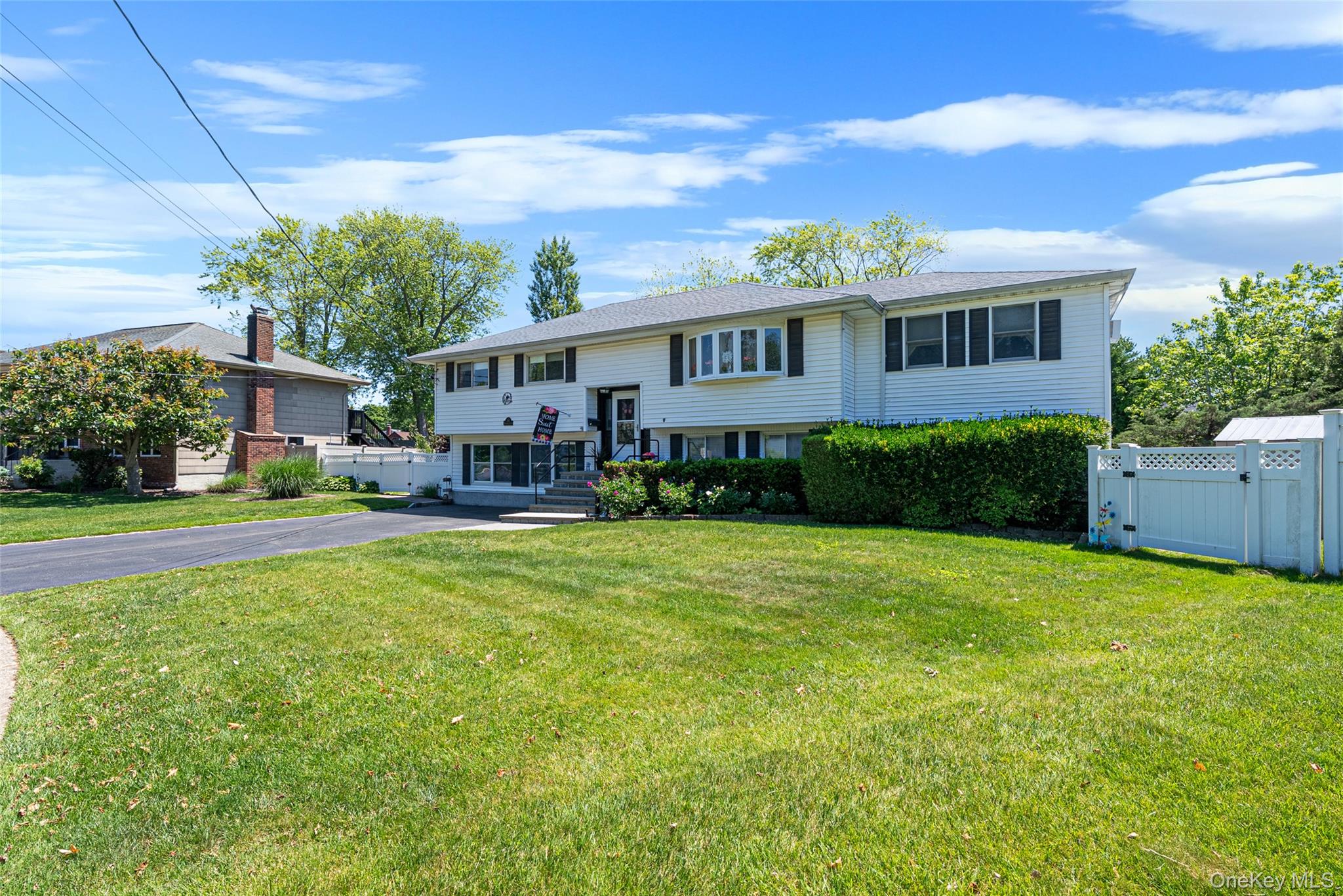 20 Rochelle Court Amityville, NY 11701 - Photo 4 of 43