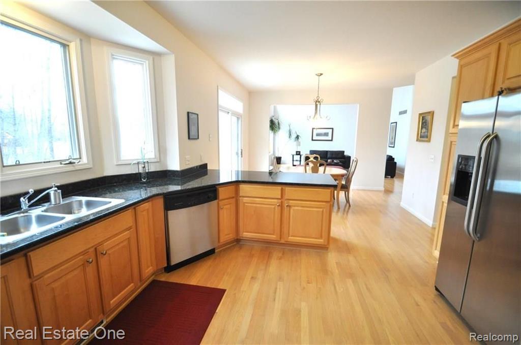 427 Mystic Valley Rochester Hills, MI 48307 - Photo 22 of 40