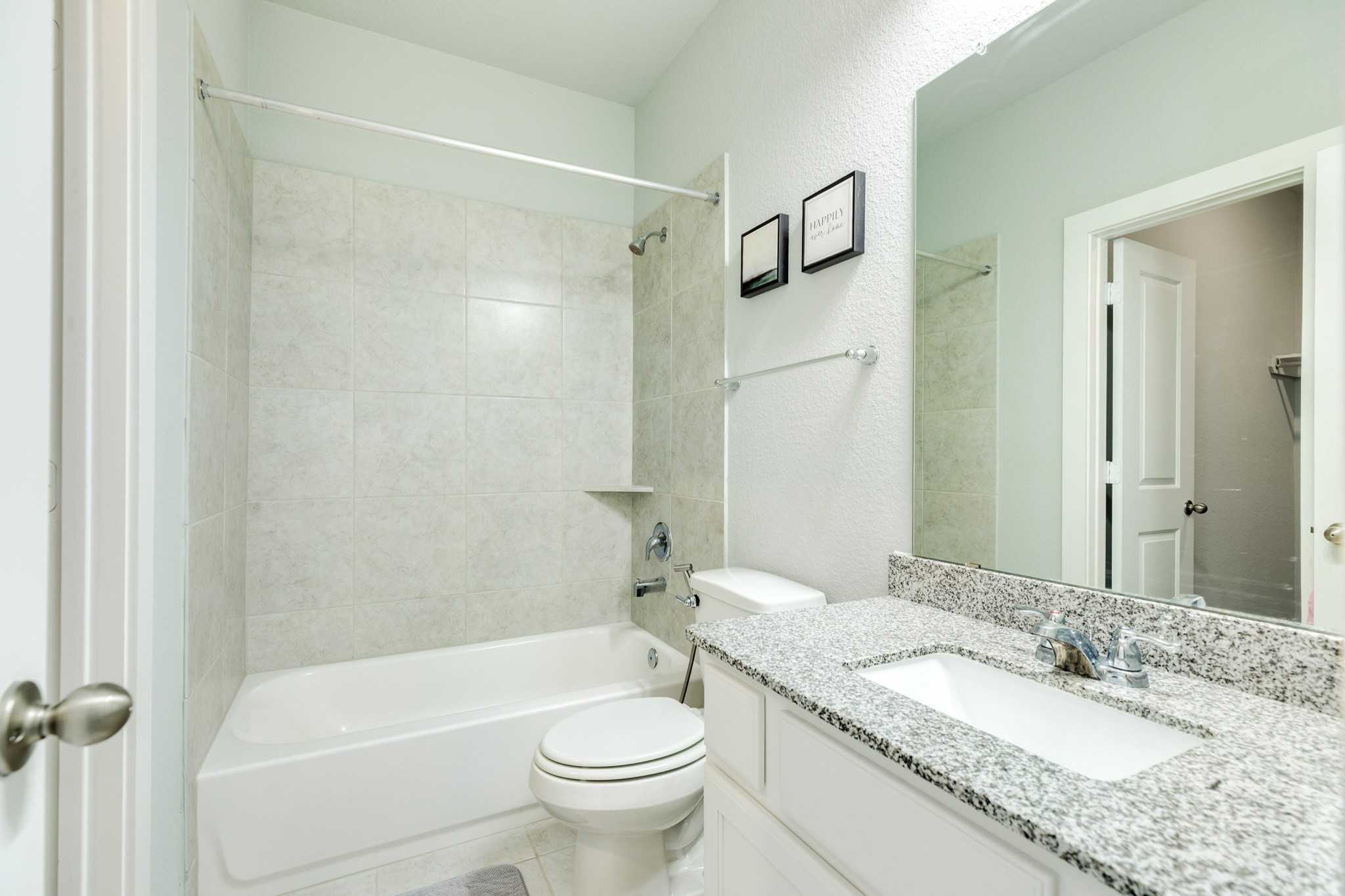 4015 Shackleton Court Iowa Colony, TX 77583 - Photo 23 of 50 Guest ensuite featuring elegant quartz countertops and a convenient shower-tub combo.