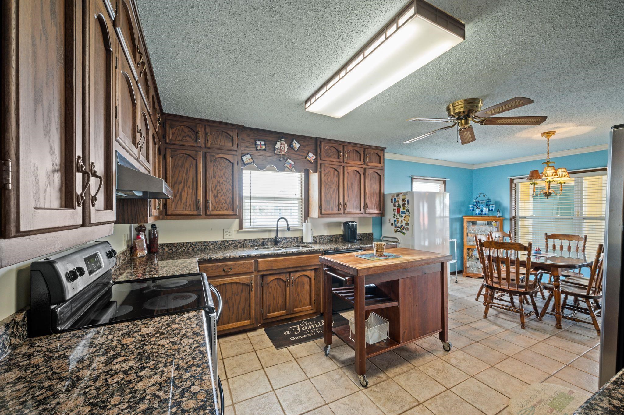 26418 Carondelette Drive Orange Beach, AL 36561 - Photo 12 of 48 Kitchen