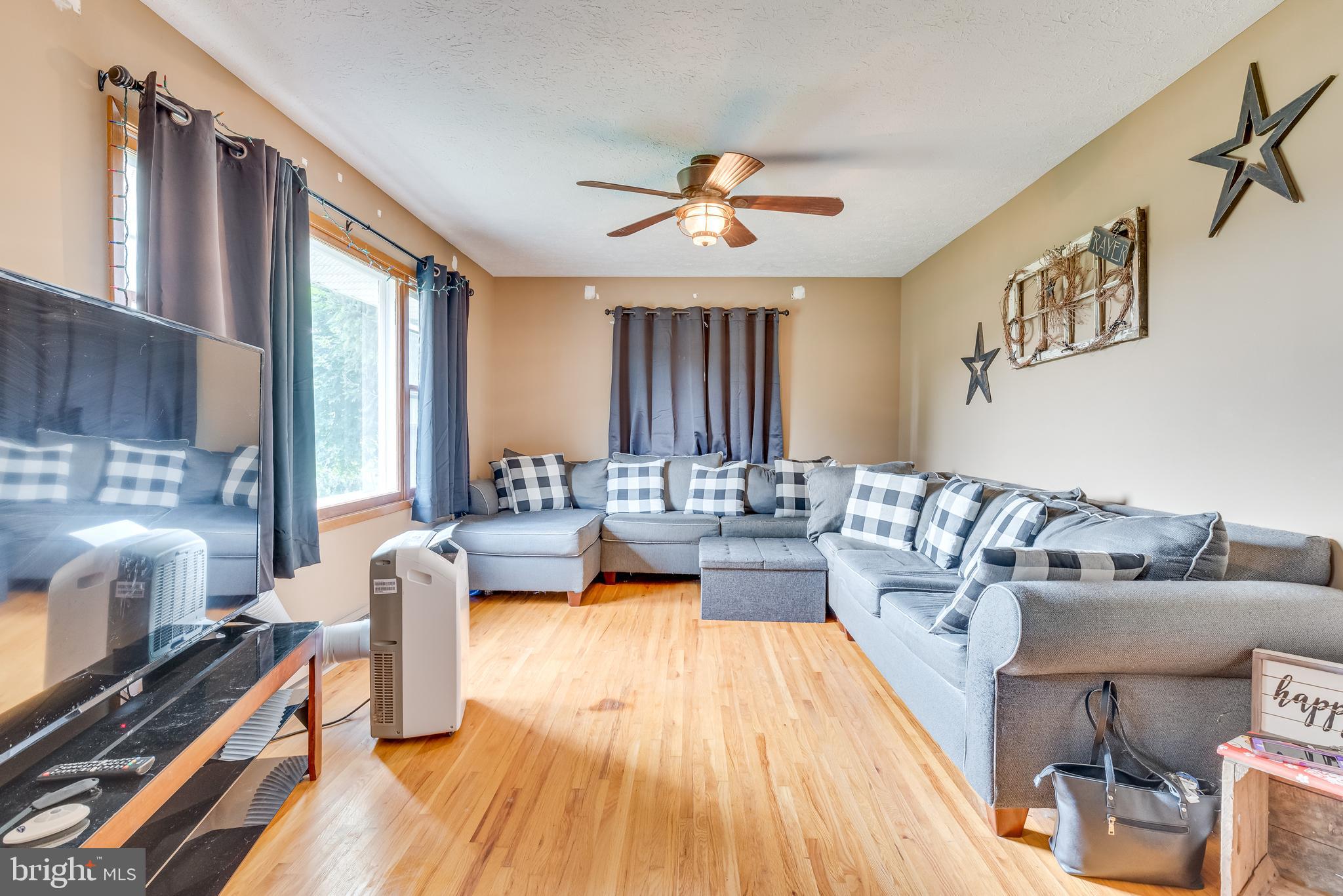 271 Tabor Road Berkeley Springs, WV 25411 - Photo 16 of 29 Living Room