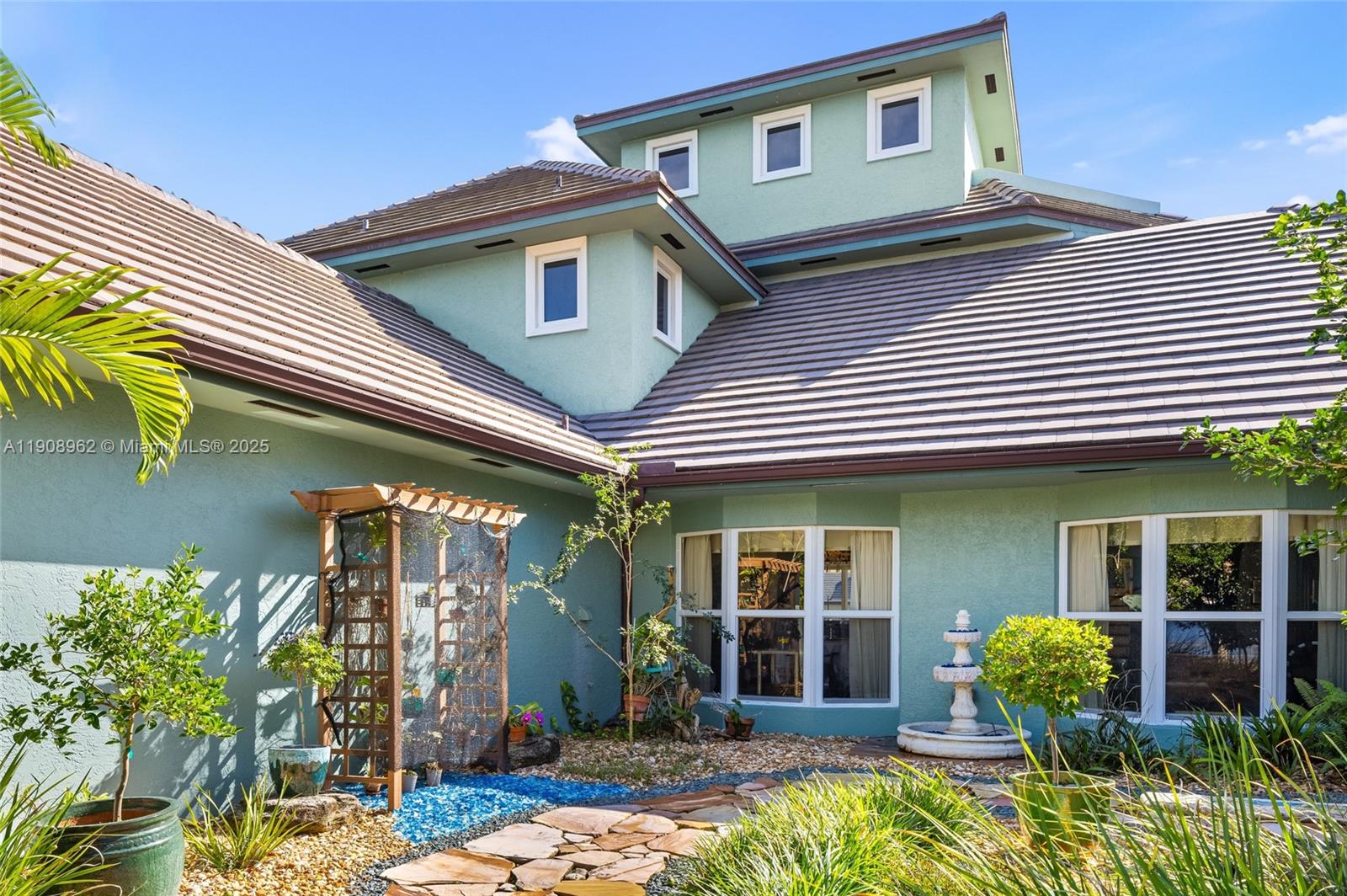 70 Bay Colony Lane Fort Lauderdale, FL 33308 - Photo 11 of 97 a front view of a house