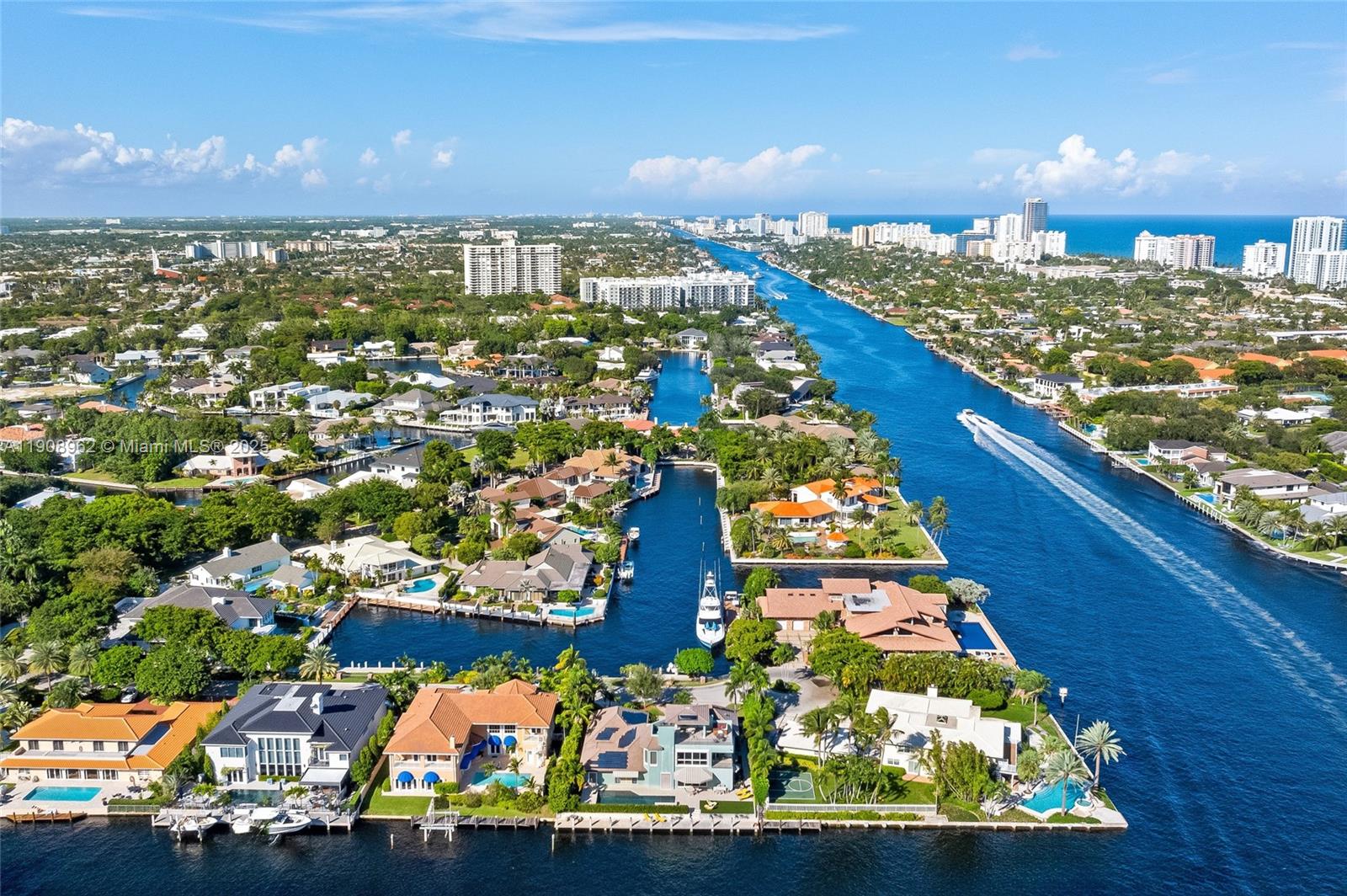 70 Bay Colony Lane Fort Lauderdale, FL 33308 - Photo 50 of 97 a view of a city