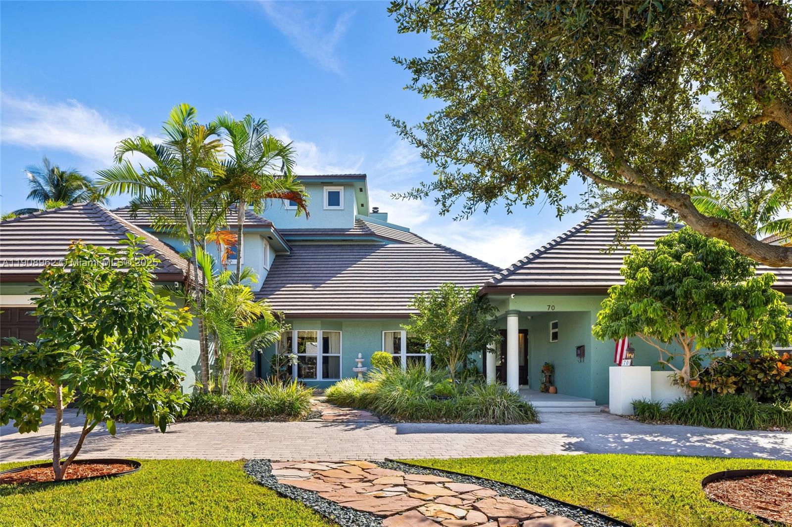 70 Bay Colony Lane Fort Lauderdale, FL 33308 - Photo 97 of 97 a front view of a house with garden