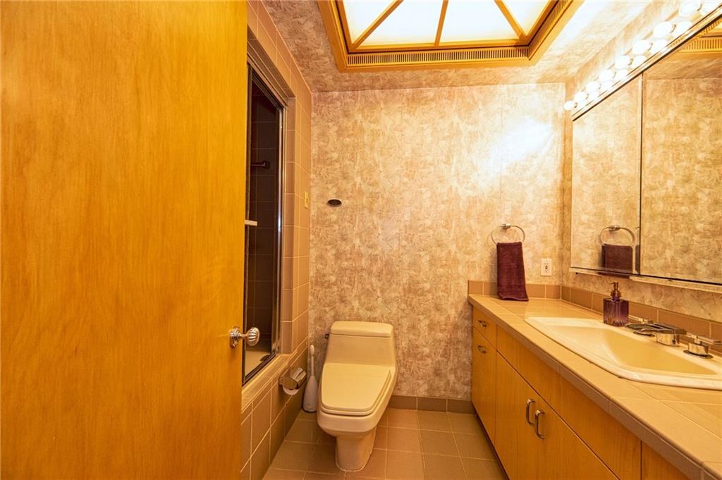 788 Elm Spring Road Pittsburgh, PA 15243 - Photo 18 of 25 Master bath with jacuzzi tub/steam room!