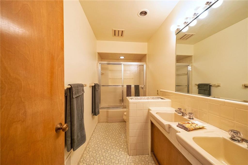 788 Elm Spring Road Pittsburgh, PA 15243 - Photo 22 of 25 Full guest bath with double sinks and 50's planter for live plants, if you have a green thumb!