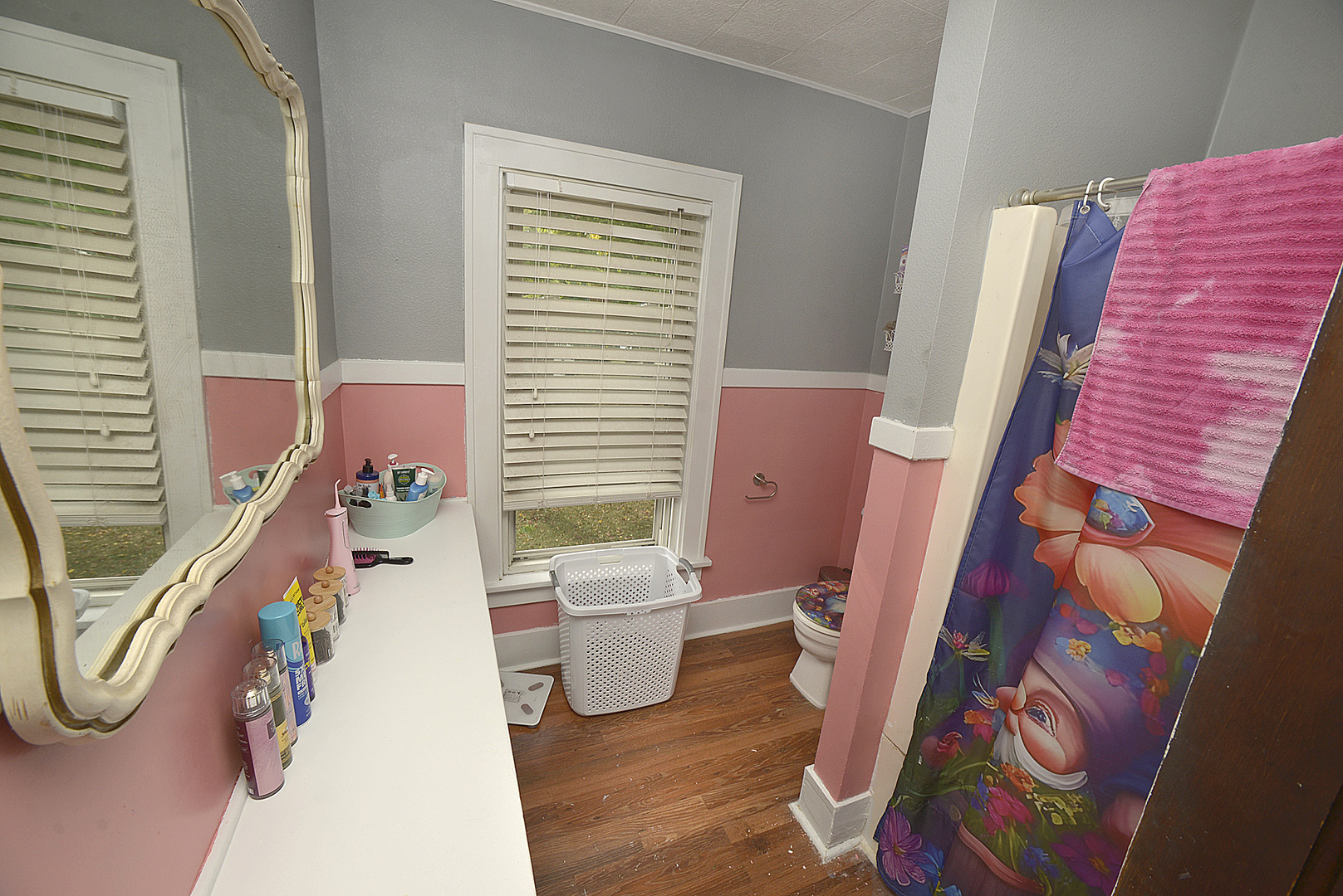 1050 State Street Ottawa, IL 61350 - Photo 14 of 25 a bathroom with a bathtub sink and toilet
