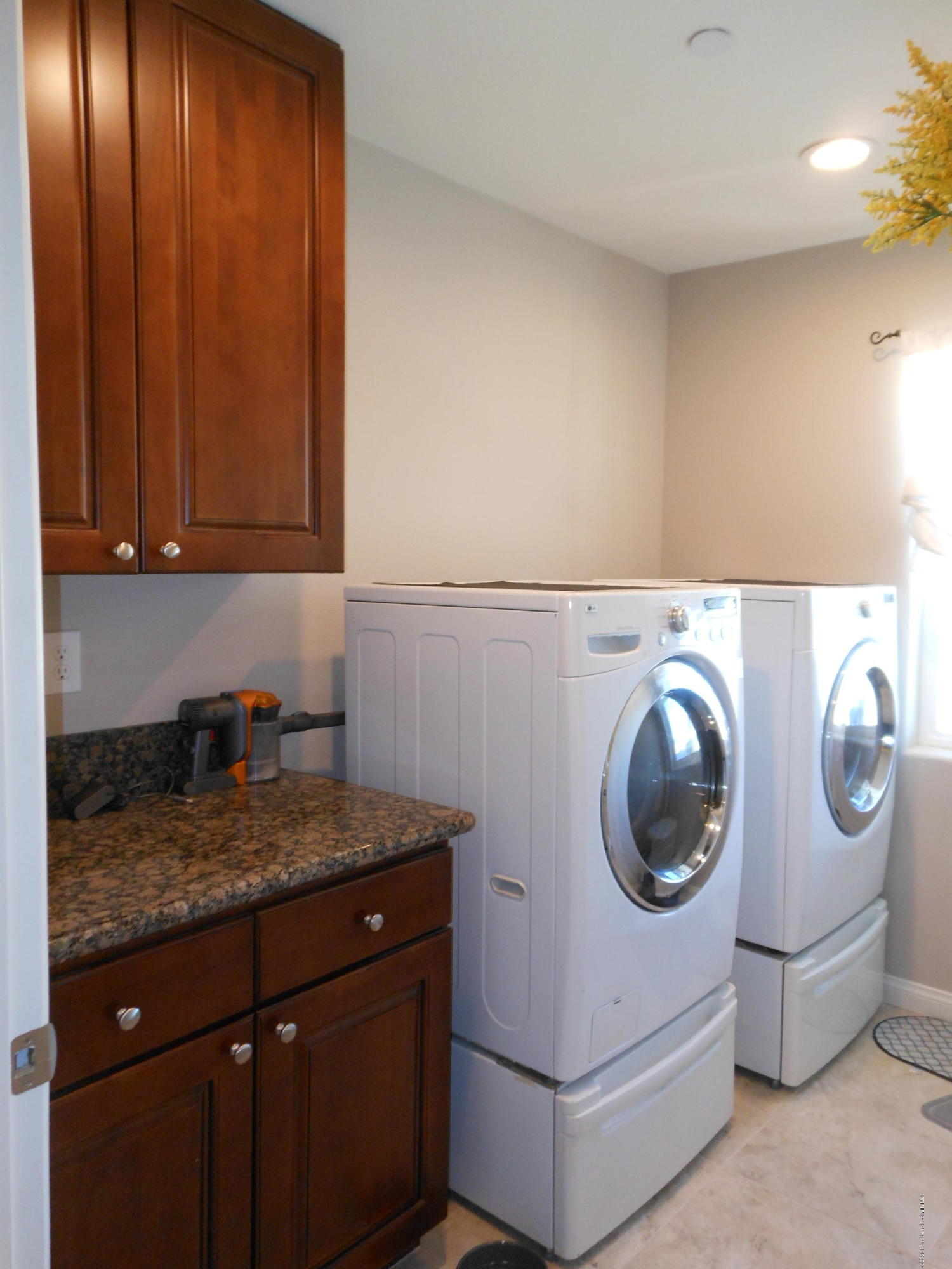 14806 Cheyenne Road Apple Valley, CA 92307 - Photo 12 of 15 a utility room with dryer and washer