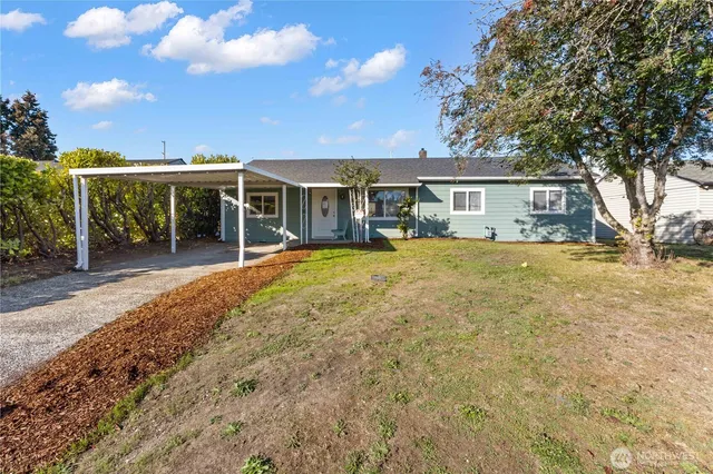 a view of a house with a yard