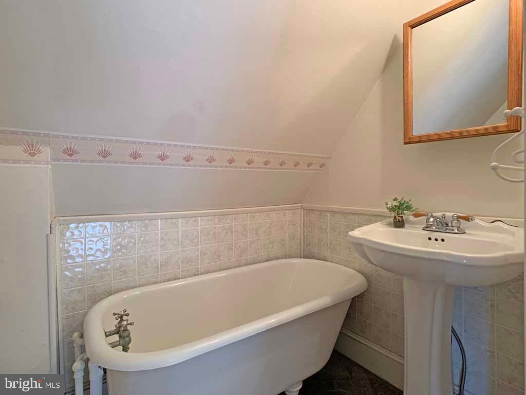 907 Overton Avenue Yardley, PA 19067 - Photo 28 of 36 Claw Foot Tub, Full Bath, 3rd Level