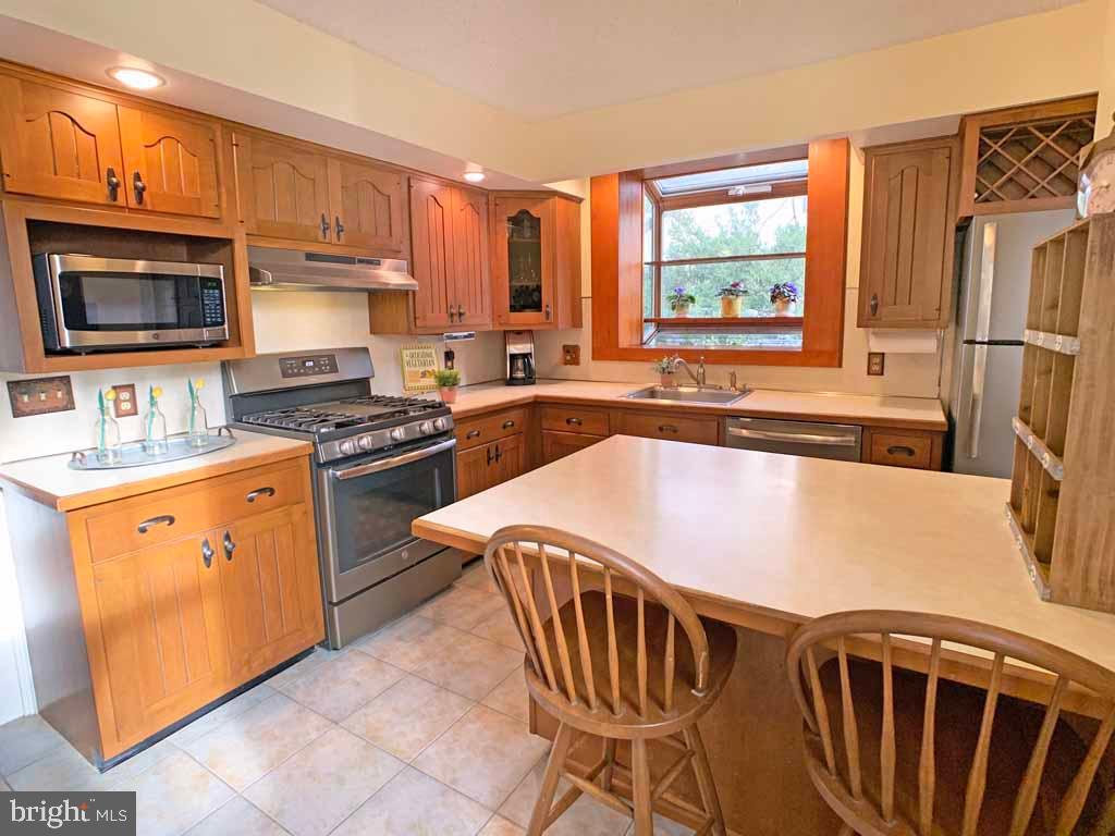 907 Overton Avenue Yardley, PA 19067 - Photo 10 of 36 Spacious Island Breakfast Bar Extra Storage