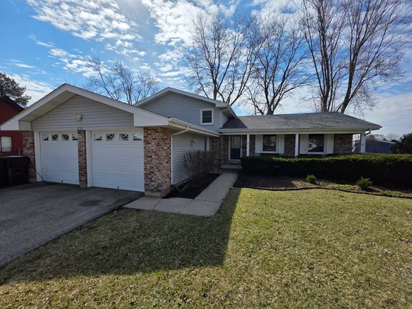 $375,000 | 651 Dartmoor Drive, Crystal Lake, IL 60014