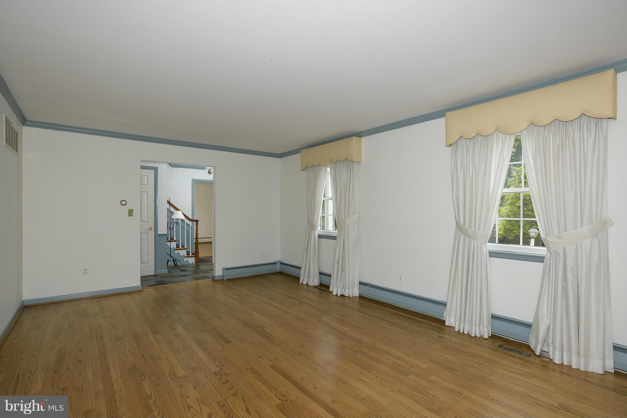 2921 Pinewick Road Ellicott City, MD 21042 - Photo 16 of 29 Living Room