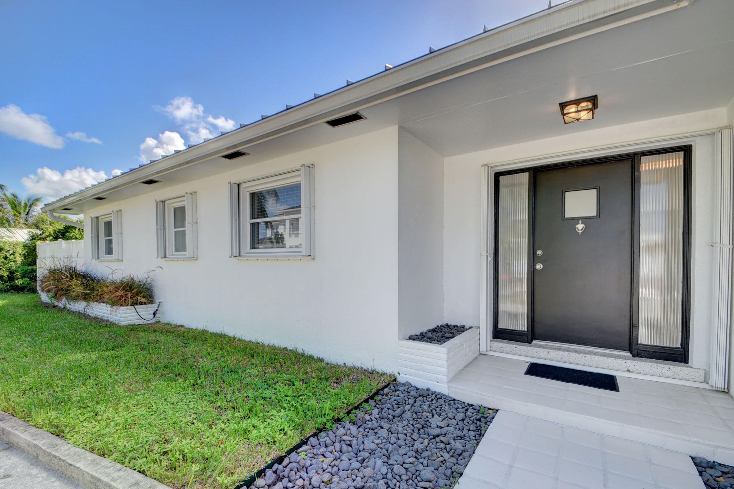 1171 Bimini Lane Singer Island, FL 33404 - Photo 15 of 61 05_house (5)