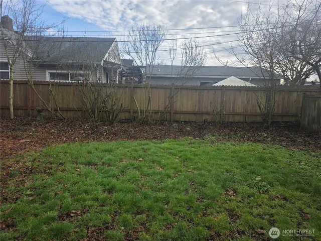 a view of a backyard