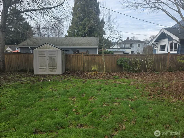 a view of a backyard