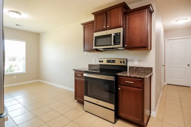 $1,900 | 12066 Quartersawn Lane, Pinehurst, TX 77362