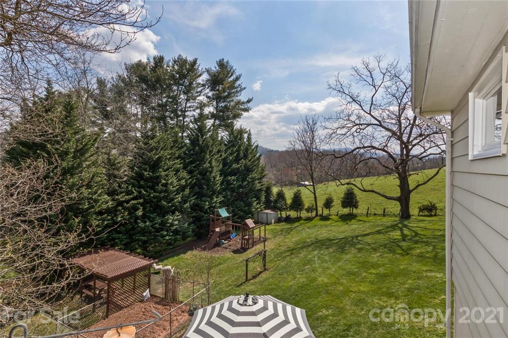127 Queentown Road Canton, NC 28716 - Photo 31 of 43 a backyard of a house with table and chairs
