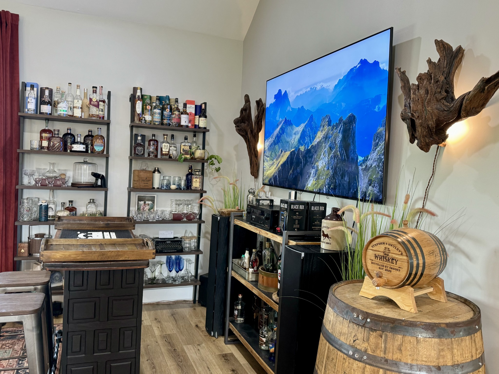 172 Tenpenny Road Morrison, TN 37357 - Photo 9 of 27 a room with furniture and a painting on the wall