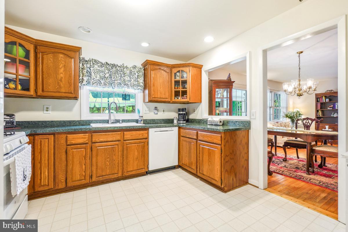 17916 Muncaster Road Derwood, MD 20855 - Photo 11 of 37 Eat-In Kitchen