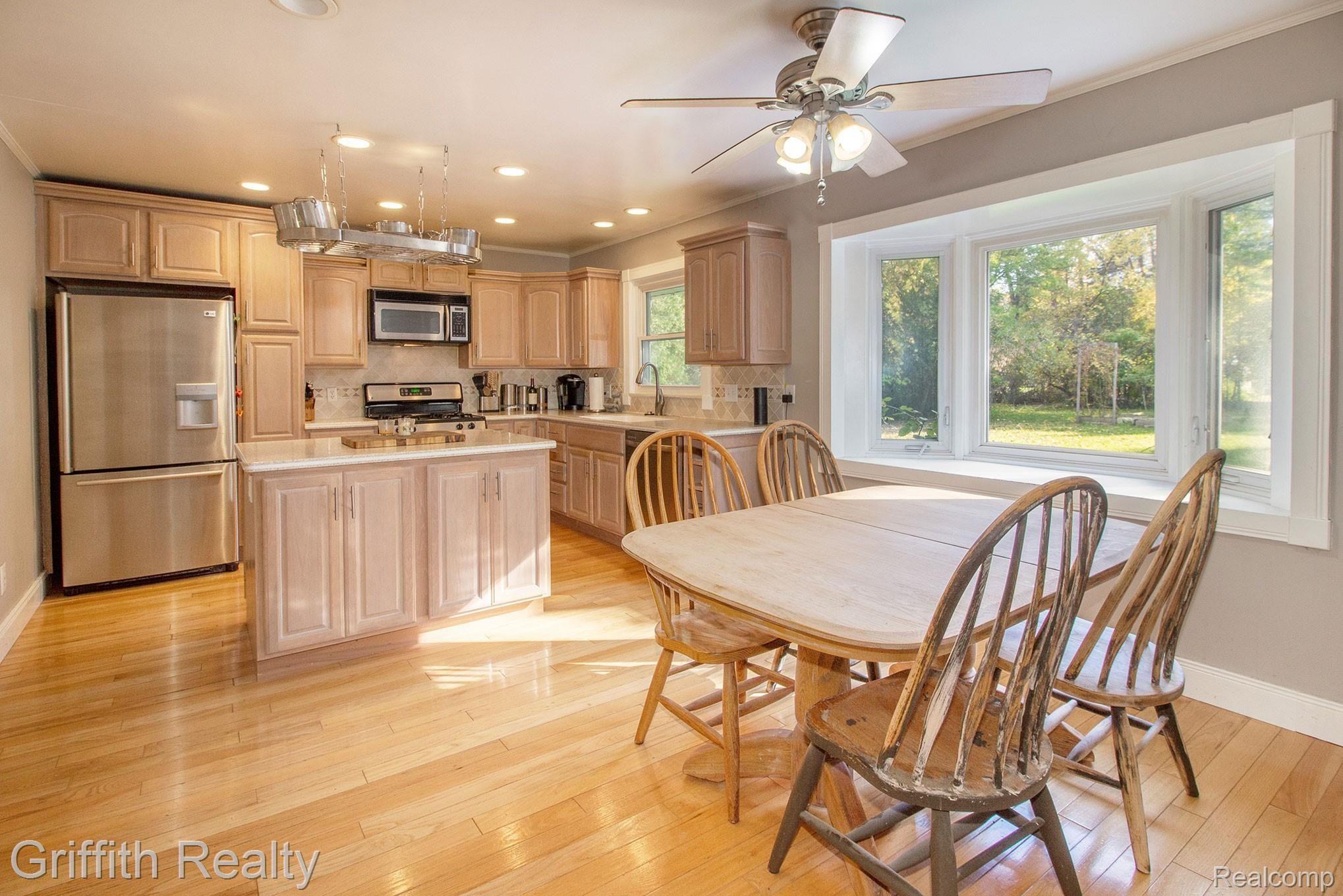 Kitchen-breakfast 2.jpg