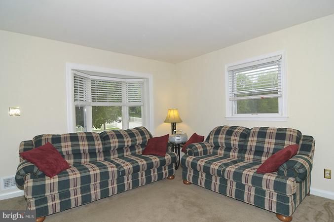 51 Garden Ridge Road Catonsville, MD 21228 - Photo 6 of 8 Living Room