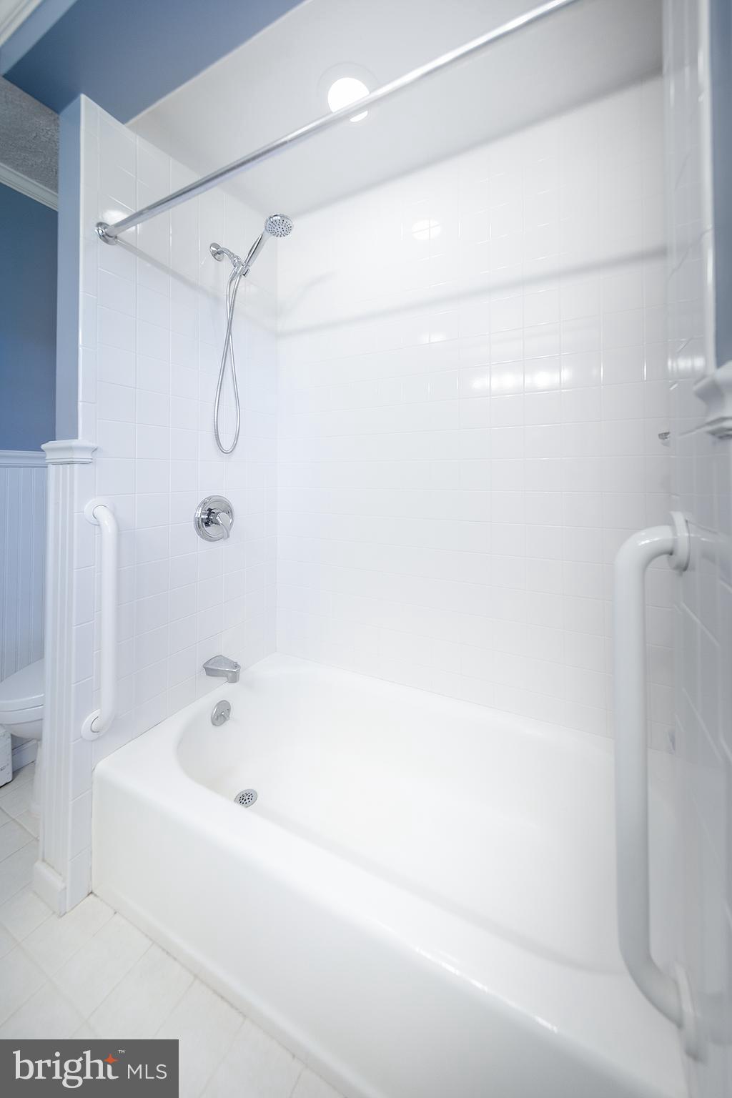 23045 Watson Road Leesburg, VA 20175 - Photo 22 of 69 a bathroom with a bath tub with a shower