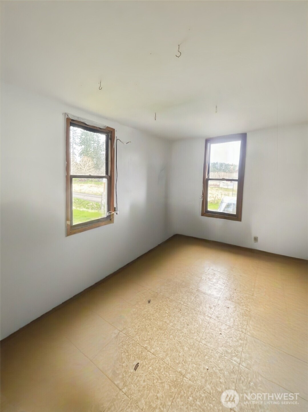 19 Fairley Street Raymond, WA 98577 - Photo 15 of 17 an empty room with windows