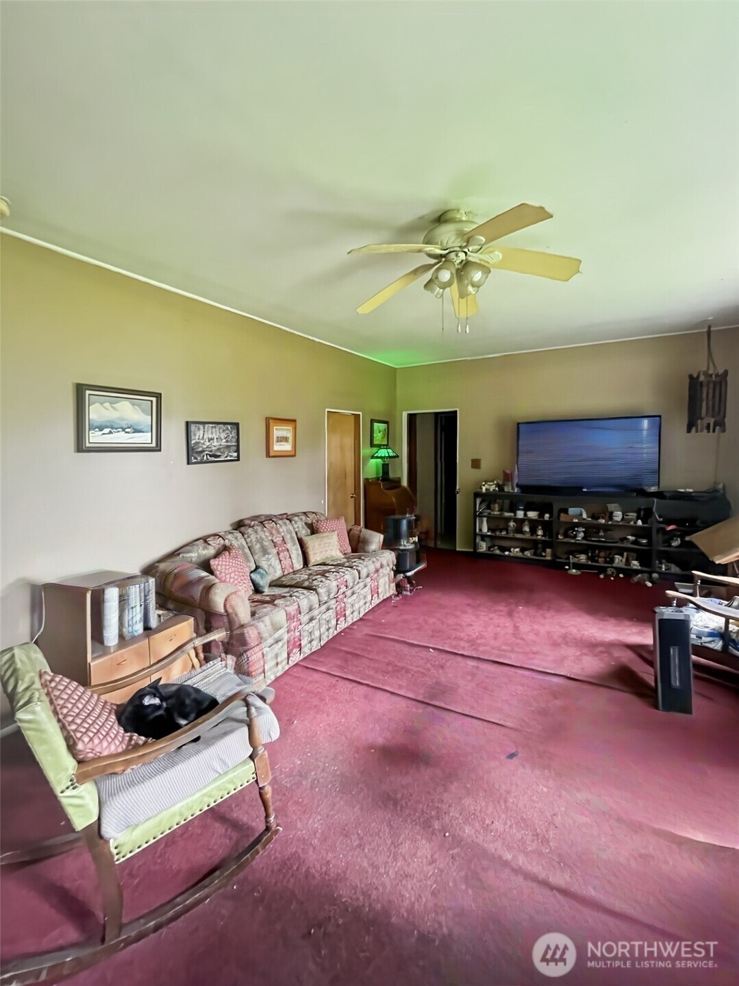 19 Fairley Street Raymond, WA 98577 - Photo 7 of 17 a living room with furniture gym equipment and a rug