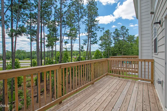 a view of yard with green space