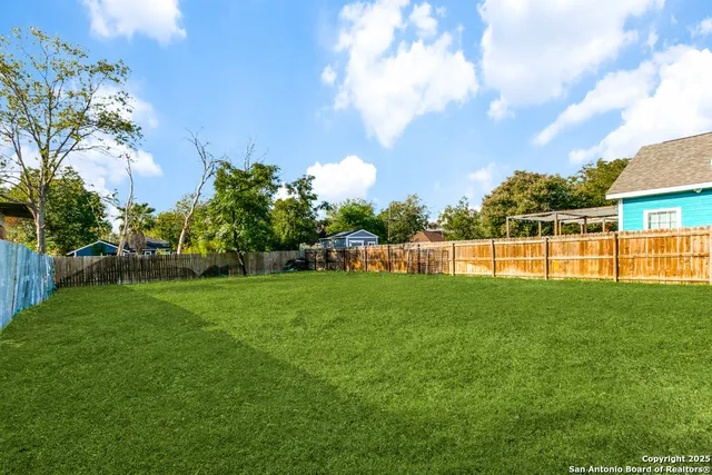 a view of a yard with a house