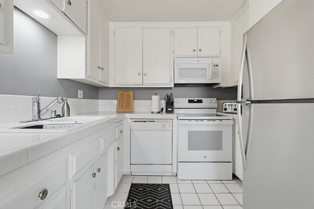 1187 East 3rd Street, Unit 210 Long Beach, CA 90802 - Photo 6 of 10 Spacious kitchen