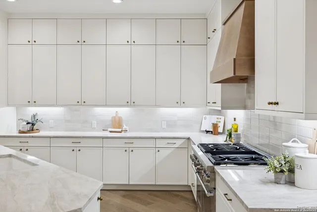 $2,500,000 | 207 Box Oak, Shavano Park, TX 78230