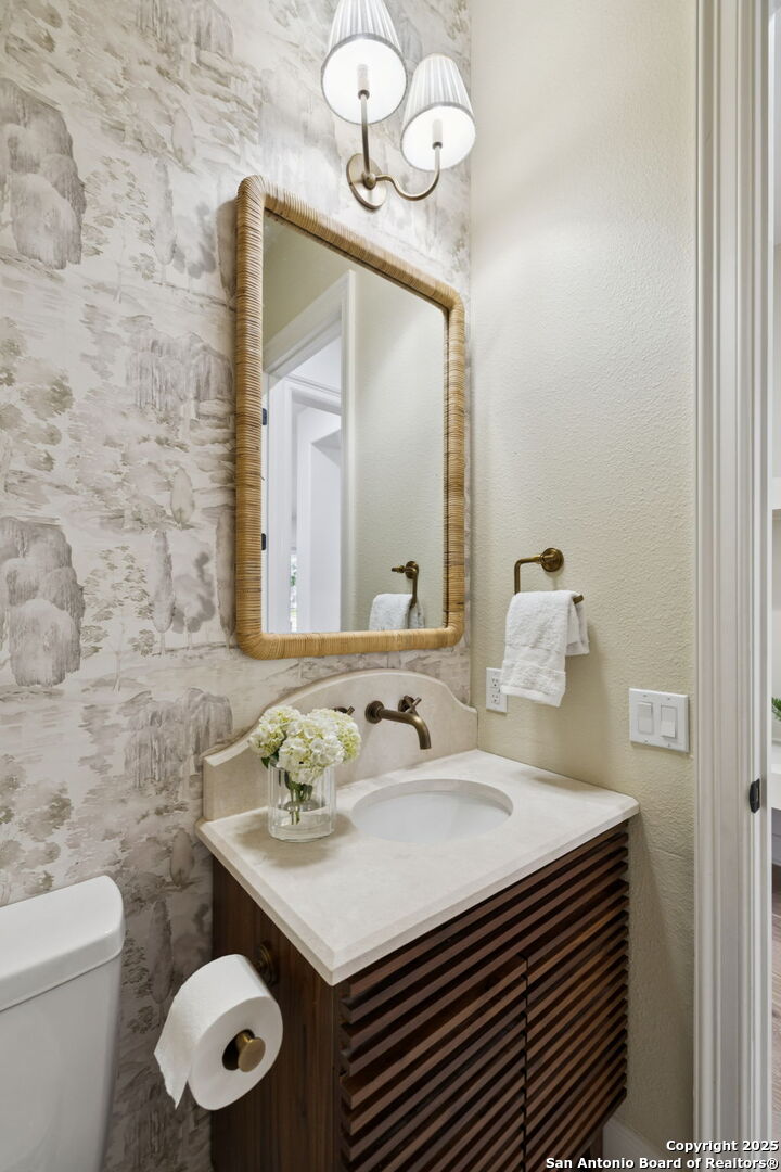 207 Box Oak Shavano Park, TX 78230 - Photo 26 of 50 a bathroom with a sink a toilet and a mirror