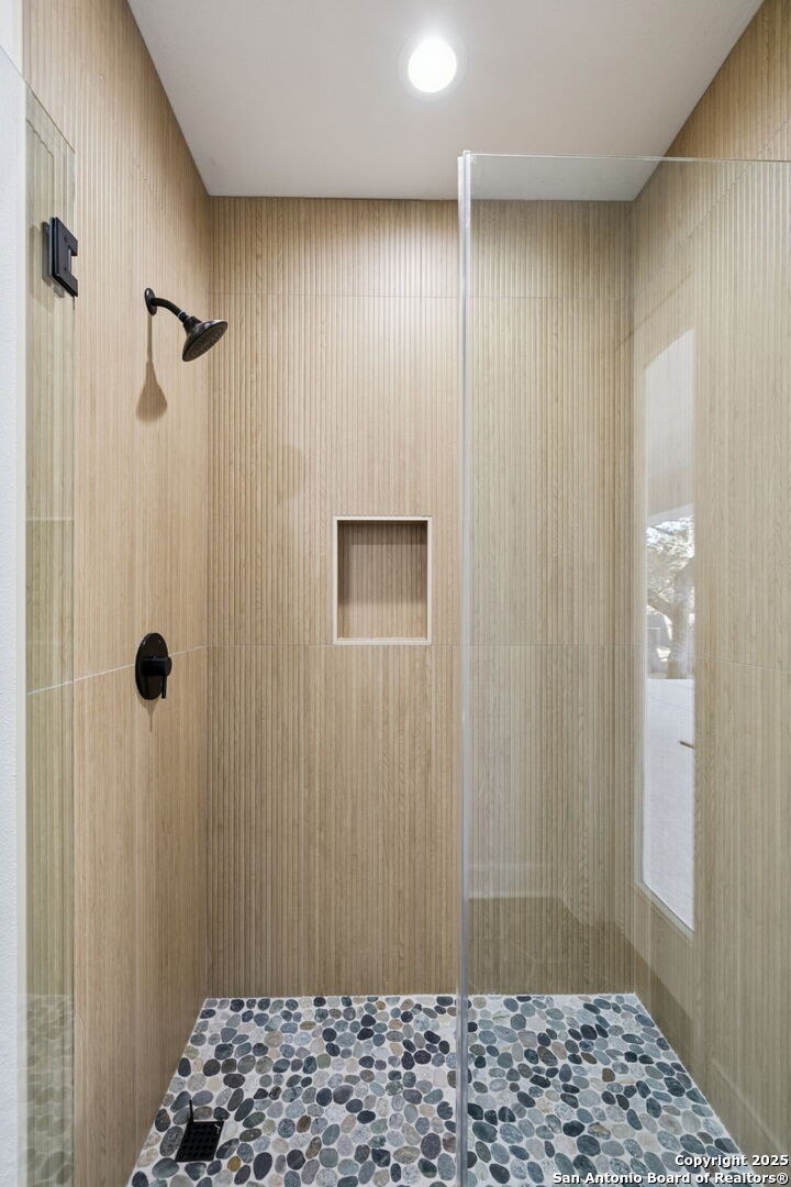 207 Box Oak Shavano Park, TX 78230 - Photo 38 of 50 a view of a bathroom