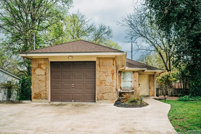 a view of a yard in front of a house