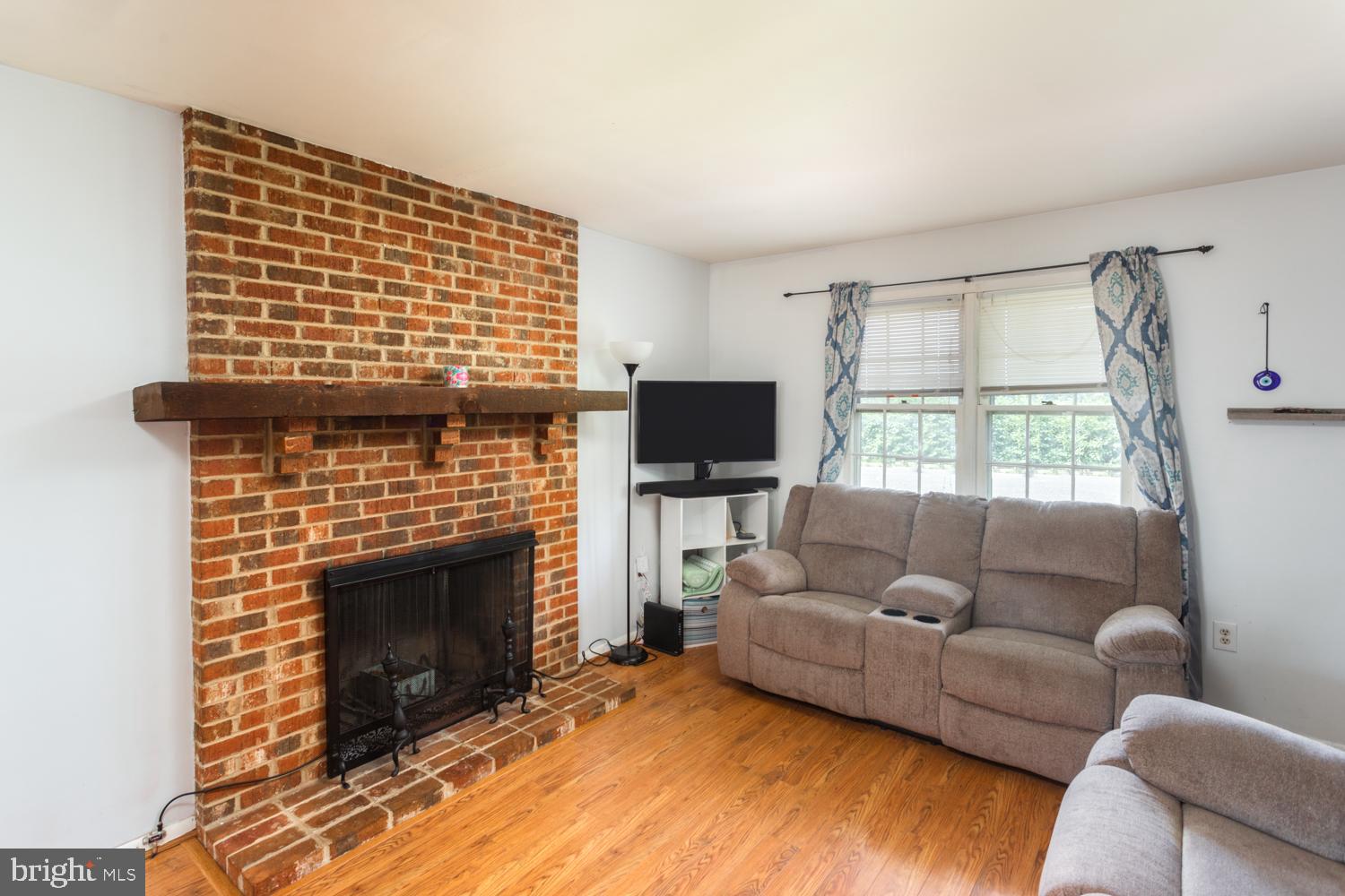 324 Harrison Street Riverside, NJ 08075 - Photo 5 of 27 Living Room