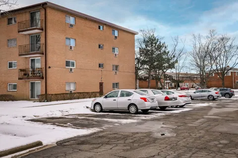 $155,000 | 1019 North Boxwood Drive, Unit 107, Mount Prospect, IL 60056