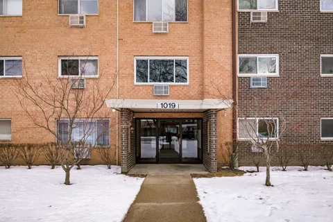 $155,000 | 1019 North Boxwood Drive, Unit 107, Mount Prospect, IL 60056