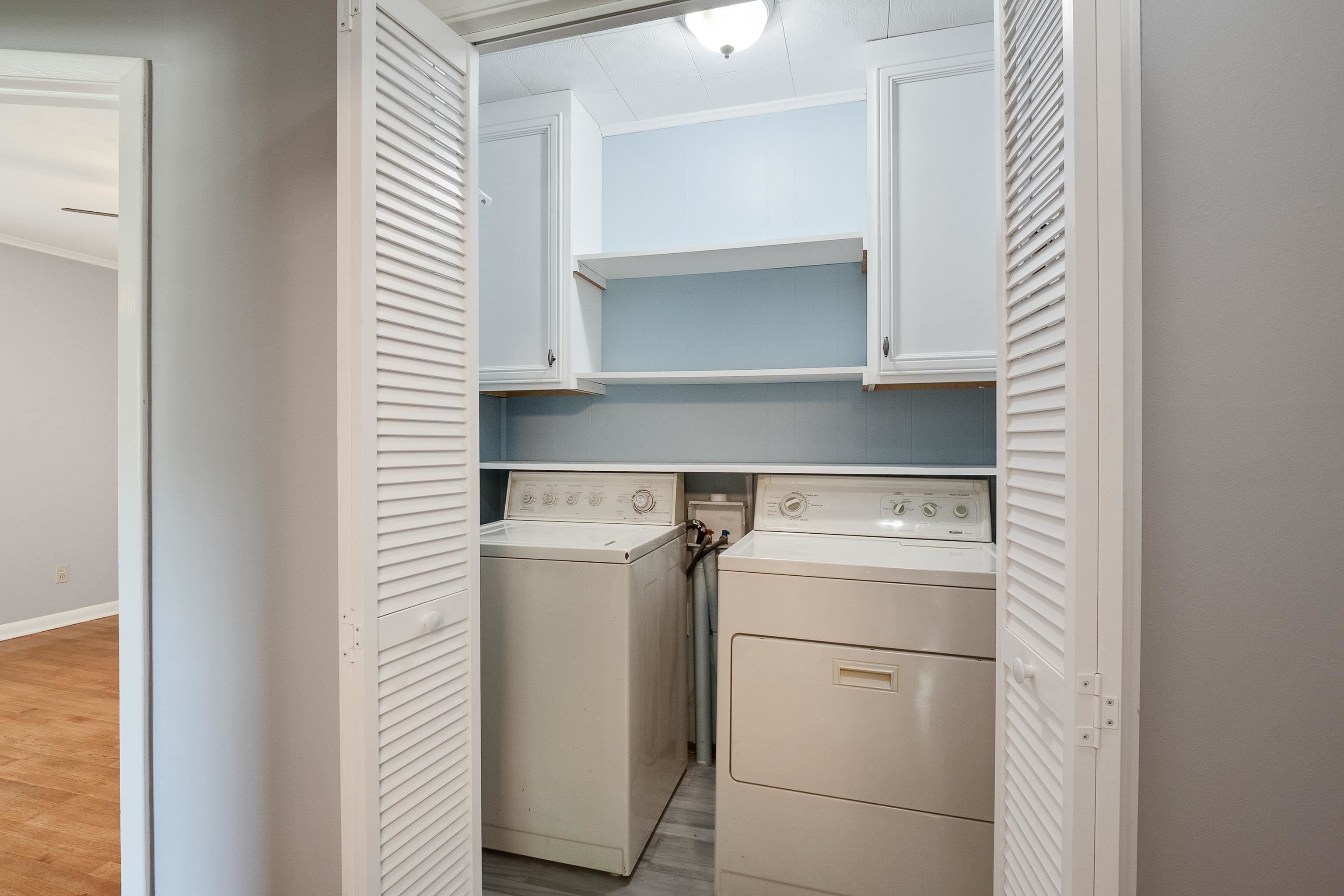 1551 Delmont Road Memphis, TN 38117 - Photo 12 of 25 a utility room with dryer and washer