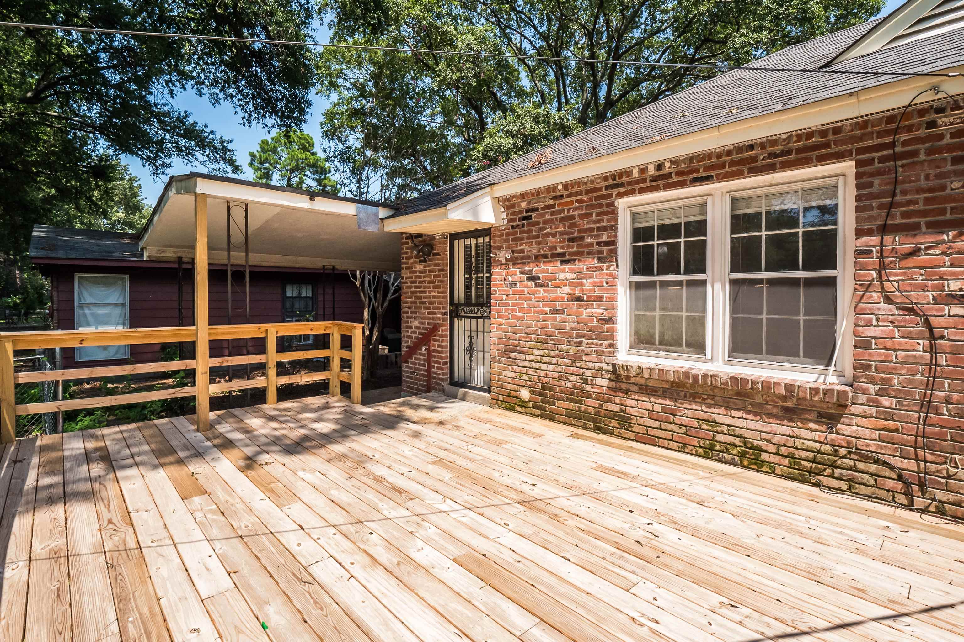 1551 Delmont Road Memphis, TN 38117 - Photo 23 of 25 a front view of a house with a large window