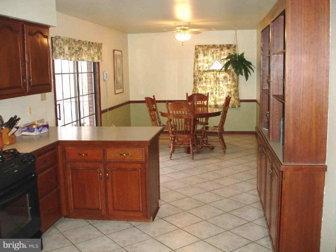 400 Aaron Mountain Road Castleton, VA 22716 - Photo 6 of 9 Breakfast table