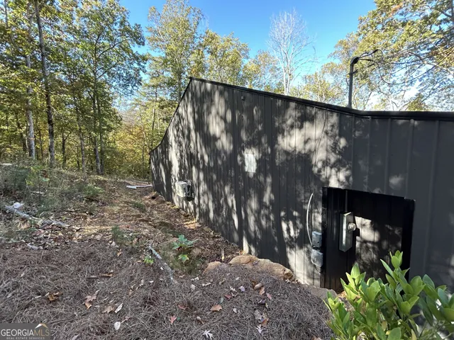 a view of a backyard