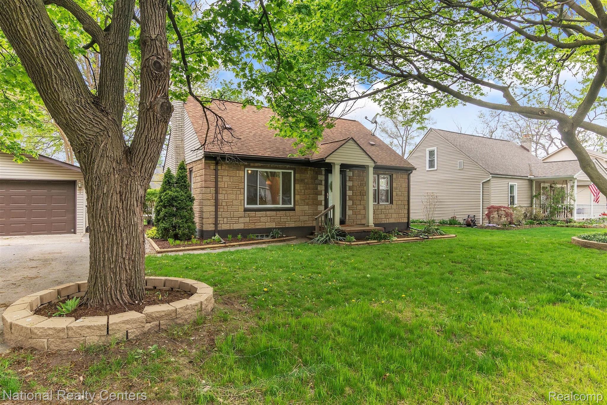 2958 Corinthia Drive Rochester, MI 48309 - Photo 2 of 34 02-2958 Corinthia Dr-WindowStill-Real-Estate-Photography-2.jpg